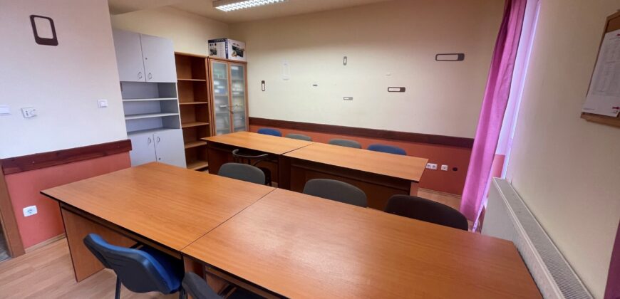 Igazi ritkaság Kisvárdán! Eladó liftes társasházi lakás – irodaként működött, de könynyedén lakássá alakítható! Igazi ritkaság Kisvárdán! Eladó liftes társasházi lakás – irodaként működött, de könynyedén lakássá alakítható!