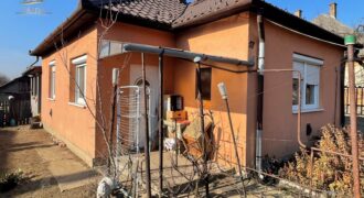 Eladó 75 m2-es hangulatos kis ház a város szélén – bővítési és befektetési lehetőséggel! Eladó 75 m2-es hangulatos kis ház a város szélén – bővítési és befektetési lehetőséggel!